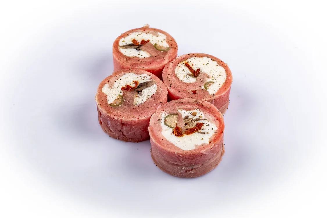 Рулет из тунца с сырной начинкой,  шампиньонами и каперсами и вялеными томатами